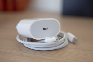 Không chỉ iPhone 12, củ sạc Apple cũng cháy, tăng giá tại Việt Nam