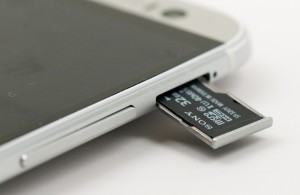 Tại sao iPhone không bao giờ có khe cắm thẻ nhớ?