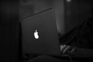 Vì sao Apple không dùng logo quả táo sáng đèn trên MacBook?